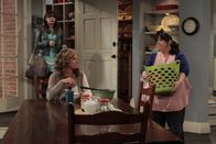 Last Man Standing – Vanessa (Nancy Travis, M.), Kristin (Amanda Fuller, l.) und Blanca (Carla Maria Jimenez, r.) finden den neuen Fußballtrainier sehr, sehr attraktiv ...