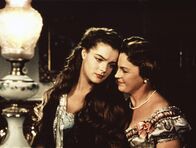 Sissi – L-R: Soll sie Kaiserin von Österreich werden? Sissi (Romy Schneider) holt sich Rat von ihrer Mutter (Magda Schneider).