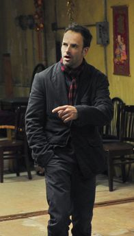 Elementary – Ermittelt, um den Mörder eines Universitätsprofessors zu stellen: Sherlock Holmes (Jonny Lee Miller) ...