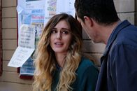 Standing Tall – Martina (Zoe Tavarelli) ist voller Trauer und schüttet Valerio (Alessandro Gassmann) ihr Herz aus.