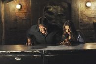 Castle – Sind Richard Castle (Nathan Fillion, l.) und Kate Beckett (Stana Katic, r.) ernsthaft in Gefahr? Oder spielt ihnen nur jemand einen üblen Streich?; Sind Richard Castle (Nathan Fillion, l.) und Kate Beckett (Stana Katic, r.) ernsthaft in Gefahr? Oder spielt ihnen nur jemand einen üblen Streich?