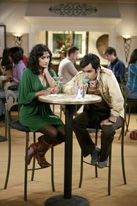 The Big Bang Theory – Penny setzt Raj (Kunal Nayyar, r.) kurzerhand unter Alkoholeinfluss, so dass er sich mit Lalita (Sarayu Rao, l.) ungezwungen unterhält - bis Sheldon dazwischenplatzt ...