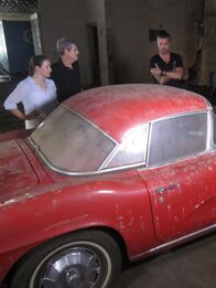 Fast N' Loud – Richard Rawlings, Aaron Kaufman and Hannah and Stephen Melcer survey the 1962 Corvette.