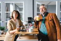 Die Rosenheim-Cops – Die Kommissare Andresen (Sophie Melbinger, l.) und Stadler (Dieter Fischer, r.) sind ein erfolgreiches Ermittlerteam.