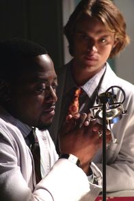 Dr. House – Der Highschool-Schüler Dan sieht während des Sports plötzlich alles doppelt und bricht schließlich zusammen. Dr. Eric Foreman (Omar Epps, l.) und Dr. Robert Chase (Jesse Spencer, r.) tappen im Dunkeln ...