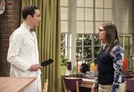The Big Bang Theory – Als Sheldon (Jim Parsons, l.) erfährt, dass seine Lieblingskindersendung neu aufgesetzt wird, bewirbt er sich sofort für die Rolle als "Professor Proton", doch nicht nur Amy (Mayim Bialik, r.) ahnt, dass ihm für diese Rolle einige Attribute fehlen ...
