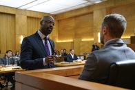 Bull – Ziemlich selbstsicher und theatralisch wie immer vertritt sich Anwalt Jules Caffrey (Isaiah Washington, l.) selbst vor Gericht - ob das wirklich eine kluge Entscheidung war?