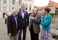 Rote Rosen – ARD ROTE ROSEN FOLGE 1843 Uhr im ERSTEN. Thomas (Gerry Hungbauer, l. mit Komparsen, h.) ärgert sich über den populistischen Wahlkampf seines Konkurrenten und will in der Bildungsdebatte punkten (mit Joachim Kretzer, 2.v.l., Klaus Mikoleit, 2.v.r und Maria Fuchs, r.).