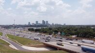 Abenteuer Straße – Die Interstate 35 verläuft vom Norden nach Süden Texas, durch die Städte Dallas und San Antonio. Viele Menschen sind dazu gezwungen die Autobahn zu nutzen, um zur Arbeit zu fahren. Andere begeben sich freiwillig in Gefahr und nutzen die Straße für gefährliche Hobbies wie Autorennen.