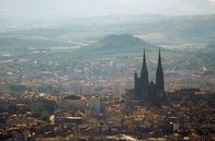 Leben mit Vulkanen – Die schlafenden Vulkane haben den Menschen ein wertvolles Erbe hinterlassen, das als "Diamant der Auvergne" bekannt ist: den Volvic-Stein, überall präsent in der Altstadt von Clermont-Ferrand.
