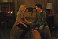 How I Met Your Mother – Ted (Josh Radnor, r.) plant ein romantisches Wochenende inklusive Ausflug mit Zoey (Jennifer Morrison, l.), doch diese hat ganz andere Pläne ...