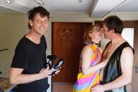 Reporter Spezial – Donat Hofer (l.) bei Regula und Ueli. Sie sind ein verheiratetes Paar, leben eine offene Beziehung und gehen regelmässig in Swingerclub.