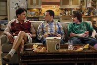 Two and a Half Men – Männerabend: Charlie (Charlie Sheen, l.), Alan (Jon Cryer, M.) und Jake (Angus T. Jones, r.) ...