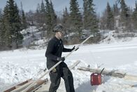 Alaska - Eisige Tradition – Joel Jacko schneidet mit seiner Holzsäge Holzstücke für seinen nächsten Bau zurecht. (National Geographic/Wayne Shockey)