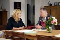 In aller Freundschaft – Roland Heilmann (Thomas Rühmann) ist bei Sarah Marquardt (Alexa Maria Surholt), um seinen Enkel Jonas abzuholen, der sich bei Marquardts verkriecht. Sarah nutzt die Gelegenheit, um Roland die Gefühlslage seines Enkels zu erklären: Jonas fühlt sich allein gelassen in seiner Trauer. Roland gibt offen zu, dass er im Moment nicht in der Lage ist, anders mit dem Tod seiner geliebten Frau Pia umzugehen.