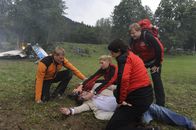 Die Bergretter – Das Rettungsteam mit Andreas (Martin Gruber, l.), Bea (Paula Paul, M.), Tobias (Markus Brandl, 2.v.r.) und Toni (Martin Klempnow, r.) versorgen den schwer verletzten Piloten (Ralph Schicha, 2.v.l.).