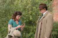 Father Brown – Roger Barford (Andrew Whipp) möchte Polly Beavington (Gabrielle Creevy) eine Kette schenken, nachdem er erfahren hat, dass er ihr Vater ist.