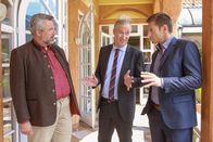 Die Rosenheim-Cops – Hotelmanager Sebastian Kienberg (Manuel Boecker, M.) erzählt den Kommissaren Stadler (Dieter Fischer, l.) und Hansen (Igor Jeftic, r.), dass die Tote und ihr Ehemann in getrennten Zimmern geschlafen haben.