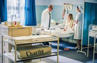 Charité – Prof. Helmut Kraatz (Uwe Ochsenknecht) spricht mit Patientin Sophie Meister (Pia-Micaela Barucki, M.) über ihr schwerkrankes Baby.