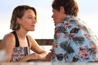 Death in Paradise – Martha (Sally Bretton) macht auf der paradiesischen Insel Sainte Marie Urlaub und besucht ihren Freund Humphrey (Kris Marshall). Beide hoffen, nun endlich mehr Zeit miteinander verbringen zu können.