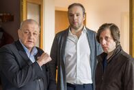 Wilsberg – Wilsberg (Leonard Lansink, l.) und Ekki (Oliver Korittke) in der Wohnung von Gregor Cassell (Stephan Grossmann, Mitte).