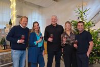 Festlich köstlich – v.l.n.r.: Björn Freitag und Yvonne mit ihren Gästen Willicks, Alexander Hermann, Zora Klipp und Ali Güngörmüş. Alle freuen sich auf den festlichen Abend und haben weihnachtliche Tapas-Rezepte mitgebacht. Los geht es mit einem Weihnachts-Sangria.