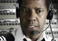 Flight – Der routinierte Pilot Whip Whitaker (Denzel Washington) befindet sich auf dem Flug von Orlando nach Atlanta. Nach dem Start herrschen starke Turbulenzen, doch das bleibt nicht das einzige Problem