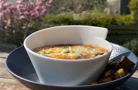 Stadt Land Kunst – In Barneville-Carteret am Ärmelkanal serviert Arthur eine Krabbensuppe mit Rahm aus der Normandie, geriebenem Käse und Bärlauch-Croutons.