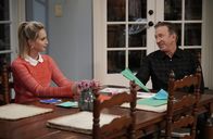 Last Man Standing – Mandy Baxter (Molly McCook, l.); Mike Baxter (Tim Allen, r.)