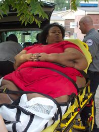 Mein Leben mit 300 kg – Marla on a stretcher with paramedics outside.