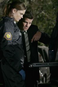 Bones - Die Knochenjägerin – (v.l.n.r.) Dr. Brennan (Emily Deschanel); Booth (David Boreanaz)