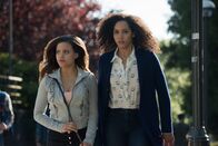 Charmed – Maggie Vera (Sarah Jeffery, l.); Macy Vaughn (Madeleine Mantock, r.)