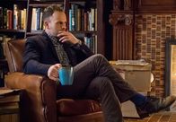 Elementary – Denkt darüber nach, wie er die Bissspuren am Hals des Opfers analysieren könnte: Holmes (Jonny Lee Miller) braucht Angaben über die Gebissreihen von Verdächtigen, und um an diese Krankendaten heranzukommen, bedarf es eines raffinierten Hackers ...