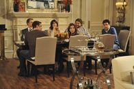 How I Met Your Mother – Ein spezielles Thanksgiving: (v.l.n.r.) Barney (Neil Patrick Harris), Marshall (Jason Segel), Robin (Cobie Smulders), Blitz (Jorge Garcia), Lily (Alyson Hannigan) und Ted (Josh Radnor) ...