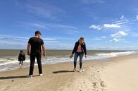 Wir werden Camper – Sofia (r) und Carsten Rudolf mit ihrem Sohn Paul (l) am Strand von Texel.
