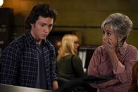 Young Sheldon – Georgie Cooper (Montana Jordan, l.); Connie "Meemaw" Tucker (Annie Potts, r.)