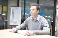 Community – Jeff Winger (Joel McHale) ist Anwalt - bis ihm seine Lizenz entzogen wird, weil sein (kolumbianischer) Schulabschluss als ungültig erklärt wird. Somit ist er gezwungen, seinen Abschluss nachzuholen, um in seinen alten Job zurückkehren zu können. Er schreibt sich am Greendale Community College ein ...