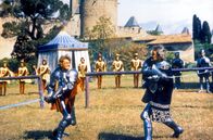 Im Zeichen der Lilie – Ritter Robert de Neuville (Jean Marais, li.) tritt gegen Graf Jean von Sénac (Guy Delorme, re.) an.