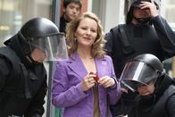 Sechserpack – Zum Glück ist Frau (Nina Vorbrodt, Mitte) vorbereitet - Handtaschenraub gehört Dank neuem "Handtaschenalarm" ab sofort der Vergangenheit an!