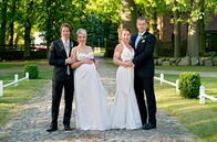 Rote Rosen – ARD ROTE ROSEN, Folge 129910 Uhr im Ersten. Doppel-Hochzeit zu fünft bei Rote Rosen: Die Freundinnen Britta (Jelena Mitschke, 2.v.l.) und Carla (Maria Fuchs, 2.v.r.) strahlen mit ihren zukünftigen Ehemännern Ben (Hakim-Michael Meziani, l.) und Torben (Joachim Kretzer, r.) um die Wette. Stolz präsentiert die hochschwangere Britta ihren Baby-Bauch und hofft, dass der Nachwuchs nicht ausgerechnet an ihrem Hochzeitstag das Licht der Welt erblicken will.