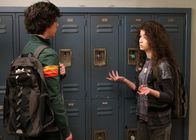 The Middle – Axl (Charlie McDermott, l.) kann einfach nicht glauben, dass er den diesjährigen Abschlussball wieder mit der verrückten Ashley (Katlin Mastandrea, r.) besuchen soll. Ein Plan muss her. Unterdessen diskutieren Mike und sein Vater über die Erziehung von Brick ...