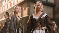 Terra X: Ein Tag in... – Anna Stein (Julia Thurnau, r.) gibt ihr Wissen an ihre Lehrmagd (Elina Vaska, l.) weiter. Mit ihren Kräuterbeuteln am Kleid waren sie leicht als Hebammen zu erkennen.