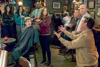 Brooklyn Nine-Nine – V.l.: Rosa Diaz (Stephanie Beatriz), Amy Santiago (Melissa Fumero), Jake Peralta (Andy Samberg), Terry Jeffords (Terry Crews), Gina Linetti (Chelsea Peretti), Scully (Joel McKinnon Miller), Hitchcock (Dirk Blocker), Charles Boyle (Joe Lo Truglio)