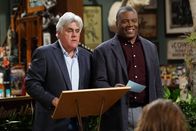 Last Man Standing – Joe (Jay Leno, l.); Chuck Larabee (Jonathan Adams, r.)