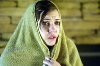 Hostage - Entführt – In ein nasses Handtuch eingewickelt, versucht sich Jennifer Smith (Michelle Horn) vor den Flammen zu schützen ...