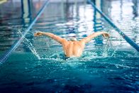 ZDFsportstudio live: Schwimmen: Europameisterschaften – Männlicher Schwimmer bei Hallenschwimmwettbewerb