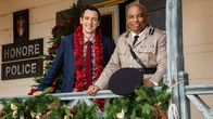Death in Paradise – Detective Neville Parker (Ralf Little, l.) und der Polizeichef Selwyn Patterson (Don Warrington, r.) bleiben über die Weihnachtsfeiertage im Dienst.