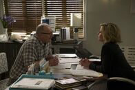Modern Family – Jay Pritchett (Ed O'Neill), Claire Dunphy (Julie Bowen).
