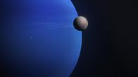 Die Planeten – Triton ist einer von Neptuns 14 Monden. Aus der Ferne sieht er aus wie ein eisiges Objekt, aber aus der Nähe zeigt sich, dass dieser große Mond vulkanisch aktiv ist. Stickstoff-Geysire schießen aus seiner eisigen Oberfläche bis zu acht Kilometer in die dünne Atmosphäre.