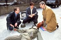Kommissar Rex – Christian Böck (Heinz Weixelbraun, li.), Richie Moser (Tobias Moretti, mi.) und Dr. Leo Graf (Gerhard Zemann, re.) untersuchen die Leiche in der Kaserne.